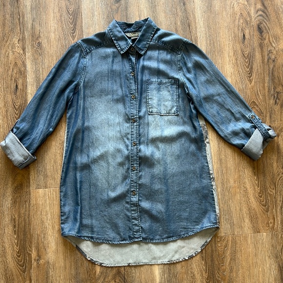 Natural Reflections Chambray rose pattern long sleeve button down top - Picture 2 of 8